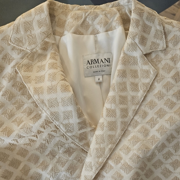 ARMANI COLLEZIONI size 2 beige cream silk blazer excellent condition. Like new. - Picture 6 of 11